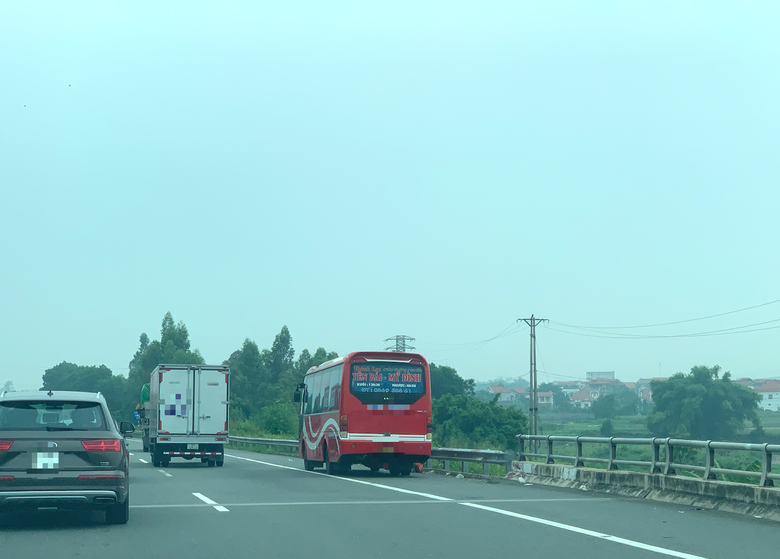 Điểm danh hàng chục “bến cóc” trên cao tốc Nội Bài - Lào Cai- Ảnh 1. Điểm danh hàng chục “bến cóc” trên cao tốc Nội Bài - Lào Cai- Ảnh 1.