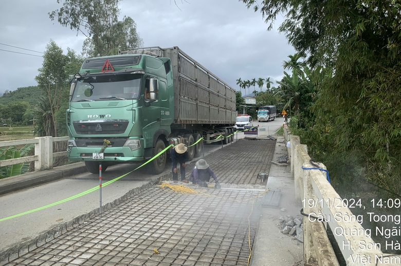 Đua tiến độ ho&agrave;n th&agrave;nh sửa chữa loạt cầu tr&ecirc;n quốc lộ qua Quảng Ng&atilde;i trước Tết- Ảnh 1.
