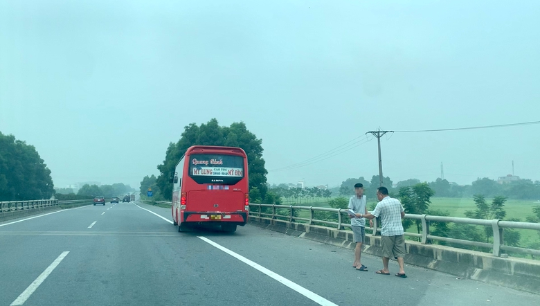 Điểm danh hàng chục “bến cóc” trên cao tốc Nội Bài - Lào Cai- Ảnh 2. Điểm danh hàng chục “bến cóc” trên cao tốc Nội Bài - Lào Cai- Ảnh 2.