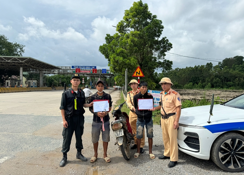 Chuyện CSGT truy bắt nh&oacute;m trộm cắp xe m&aacute;y sau 9 ph&uacute;t như phim h&agrave;nh động- Ảnh 2.