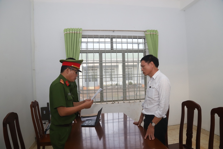 Bắt nguy&ecirc;n c&aacute;n bộ địa ch&iacute;nh x&atilde; lừa cho thu&ecirc; đất rừng chiếm đoạt nhiều tỷ đồng- Ảnh 1.