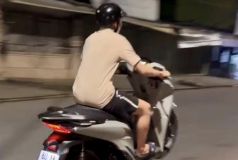 Lập biên bản xử lý thiếu niên bốc đầu xe trên phố- Ảnh 1. Lập biên bản xử lý thiếu niên bốc đầu xe trên phố- Ảnh 1.