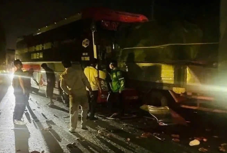 C&ocirc;ng an th&ocirc;ng tin vụ tai nạn li&ecirc;n ho&agrave;n tr&ecirc;n quốc lộ 5, hai người nhập viện- Ảnh 1.