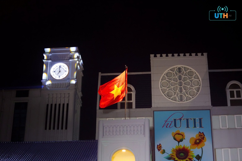 Sinh vi&ecirc;n Đại học GTVT TP.HCM b&ugrave;ng nổ cảm x&uacute;c ng&agrave;y hội "Light up the Night"- Ảnh 2.