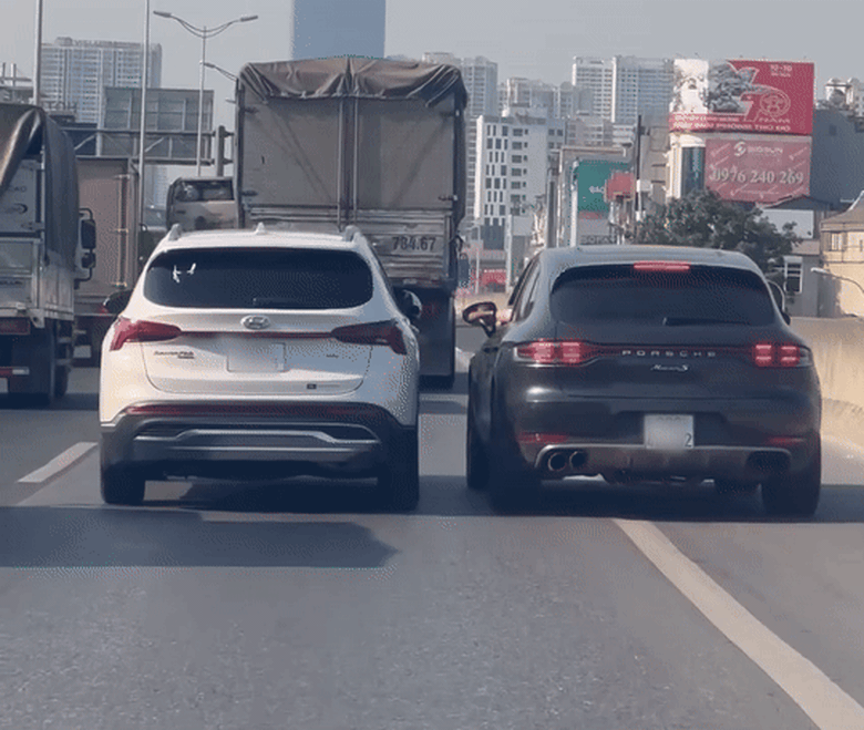 X&aacute;c minh vụ t&agrave;i xế Porsche Macan đi l&agrave;n khẩn cấp, đập gương &ocirc; t&ocirc; Hyundai- Ảnh 1.