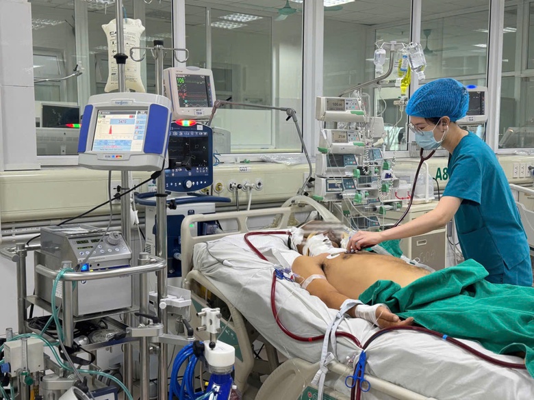 Người đ&agrave;n &ocirc;ng l&aacute;i m&aacute;y x&uacute;c nguy kịch v&igrave; bị vi khuẩn "ăn thịt người" tấn c&ocirc;ng- Ảnh 1.