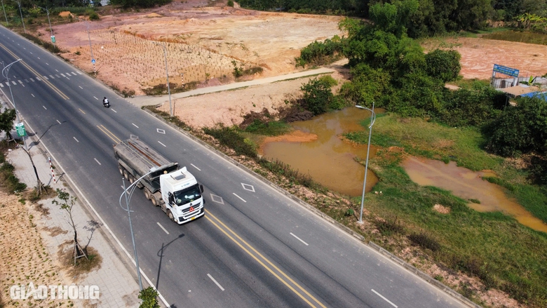 Đường trăm tỷ ở Thái Nguyên xuất hiện vệt lún sâu 10cm sau hơn một năm sử dụng- Ảnh 8. Đường trăm tỷ ở Thái Nguyên xuất hiện vệt lún sâu 10cm sau hơn một năm sử dụng- Ảnh 8.