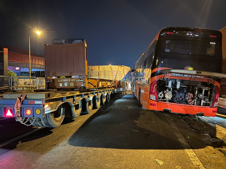 Xe giường nằm va chạm xe đầu k&eacute;o tr&ecirc;n quốc lộ 1, giao th&ocirc;ng &ugrave;n tắc nhiều giờ- Ảnh 1.