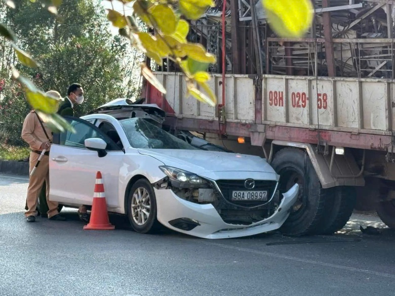Vụ đ&acirc;m v&agrave;o xe tải đang nổ lốp tr&ecirc;n cao tốc: T&agrave;i xế xe tải kh&ocirc;ng đặt biển cảnh b&aacute;o- Ảnh 2.