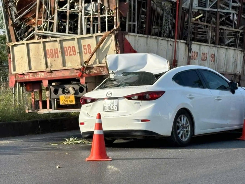 Vụ đ&acirc;m v&agrave;o xe tải đang nổ lốp tr&ecirc;n cao tốc: T&agrave;i xế xe tải kh&ocirc;ng đặt biển cảnh b&aacute;o- Ảnh 1.