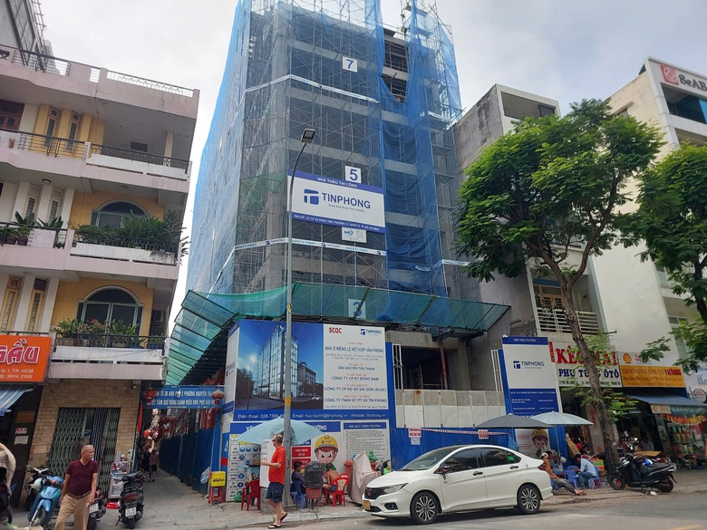 Nam c&ocirc;ng nh&acirc;n nguy kịch nghi rơi từ c&ocirc;ng tr&igrave;nh đang x&acirc;y dựng- Ảnh 1.