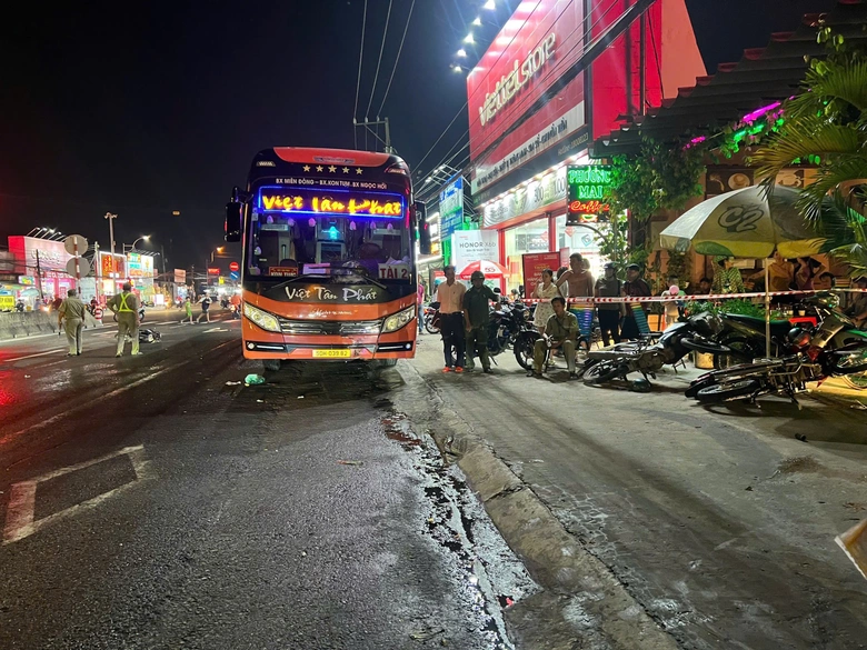 Xe giường nằm xoay 180 độ, t&ocirc;ng tử vong người đi xe m&aacute;y- Ảnh 1.