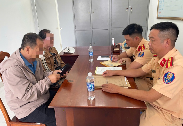 T&agrave;i xế dừng xe đ&oacute;n kh&aacute;ch dọc đường ở Đắk Lắk bị tước GPLX 2 th&aacute;ng- Ảnh 1.