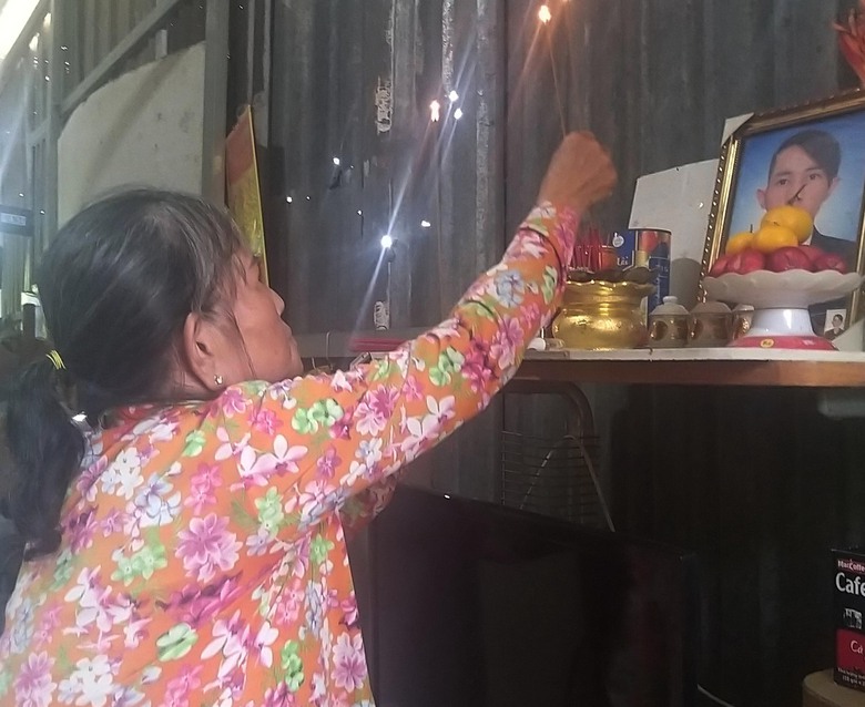 Con trai mất do TNGT, mẹ gi&agrave; gần 70 tuổi chống gậy b&aacute;n v&eacute; số mưu sinh- Ảnh 1.