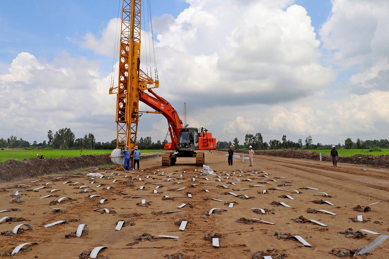 Xử l&yacute; nền đất yếu, r&uacute;t ngắn tiến độ cao tốc Bắc - Nam - Ảnh 1.