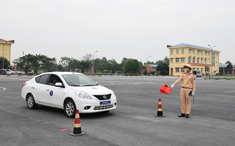 Người bị trừ hết điểm bằng l&aacute;i xe phải thi lại những g&igrave;?