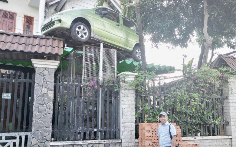 Địa phương lên tiếng về việc người dân gác ô tô lên cổng nhà "lưu giữ kỷ niệm"- Ảnh 2. Địa phương lên tiếng về việc người dân gác ô tô lên cổng nhà "lưu giữ kỷ niệm"- Ảnh 2.