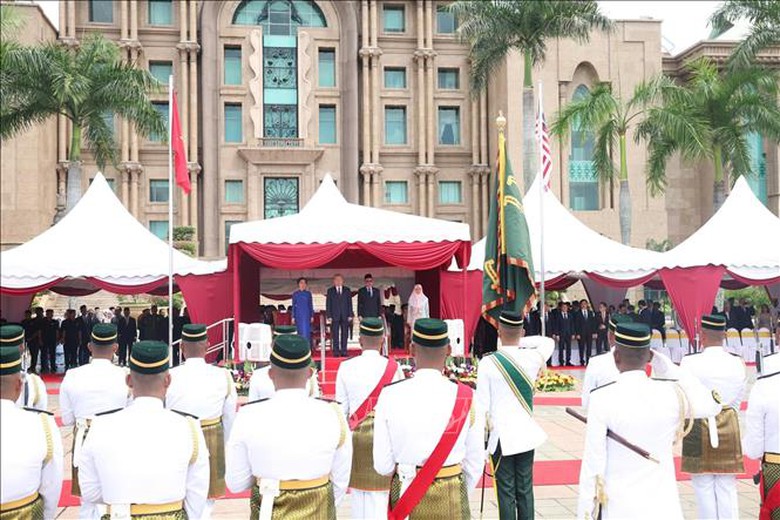 Malaysia đ&oacute;n Tổng B&iacute; thư T&ocirc; L&acirc;m v&agrave; phu nh&acirc;n theo nghi thức cao nhất- Ảnh 1.