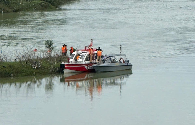 Vụ xe chở r&aacute;c rơi xuống s&ocirc;ng, 2 người mất t&iacute;ch: Cầu yếu, hạn chế tải trọng 8 tấn- Ảnh 4.