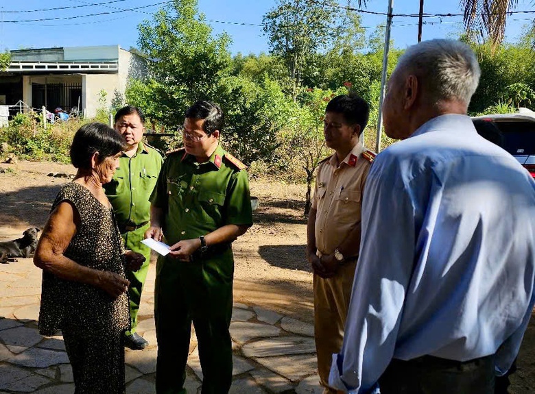 Đồng Nai: Thăm hỏi, chia sẻ kh&oacute; khăn với gia đ&igrave;nh nạn nh&acirc;n tai nạn giao th&ocirc;ng- Ảnh 4.