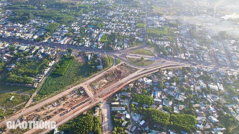 Hiện trạng nút giao cao tốc Bến Lức - Long Thành với QL51 trước ngày làm cầu vượt- Ảnh 1. Hiện trạng nút giao cao tốc Bến Lức - Long Thành với QL51 trước ngày làm cầu vượt- Ảnh 1.