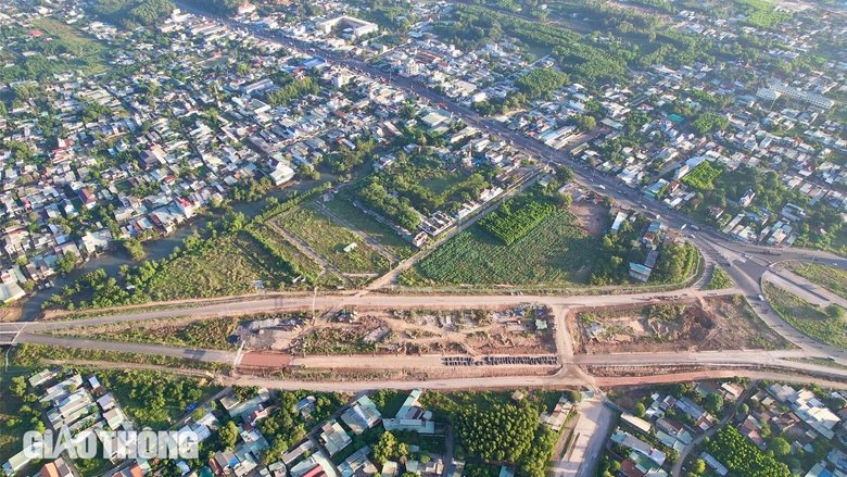 Hiện trạng nút giao cao tốc Bến Lức - Long Thành với QL51 trước ngày làm cầu vượt- Ảnh 8. Hiện trạng nút giao cao tốc Bến Lức - Long Thành với QL51 trước ngày làm cầu vượt- Ảnh 8.