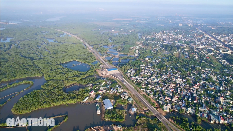 Hiện trạng nút giao cao tốc Bến Lức - Long Thành với QL51 trước ngày làm cầu vượt- Ảnh 7. Hiện trạng nút giao cao tốc Bến Lức - Long Thành với QL51 trước ngày làm cầu vượt- Ảnh 7.