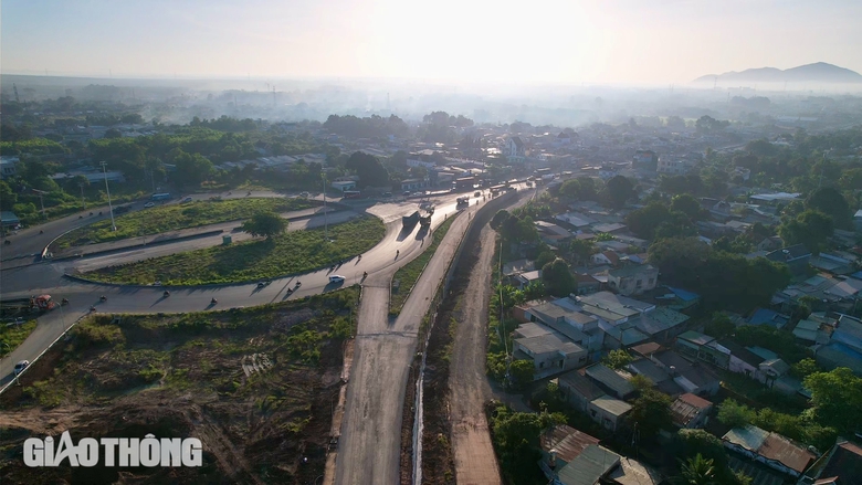 Hiện trạng nút giao cao tốc Bến Lức - Long Thành với QL51 trước ngày làm cầu vượt- Ảnh 6. Hiện trạng nút giao cao tốc Bến Lức - Long Thành với QL51 trước ngày làm cầu vượt- Ảnh 6.