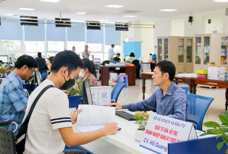 Quảng Ng&atilde;i cắt giảm thủ tục h&agrave;nh ch&iacute;nh, trải thảm mời gọi nh&agrave; đầu tư- Ảnh 3.