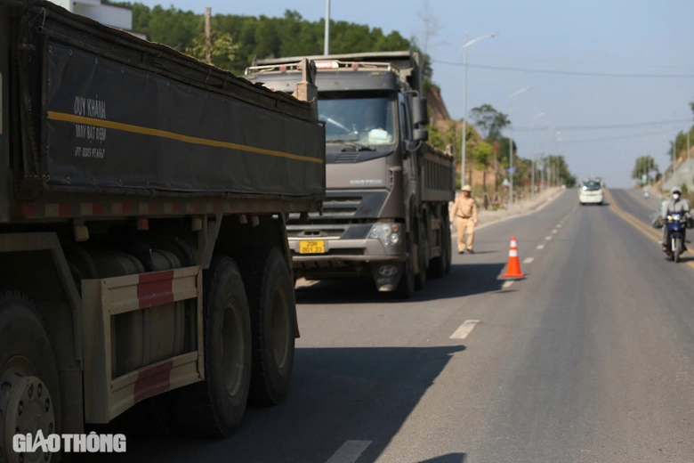CSGT xử l&yacute; xe qu&aacute; tải tr&ecirc;n tuyến đường trăm tỷ bị hằn l&uacute;n ở Th&aacute;i Nguy&ecirc;n- Ảnh 9.