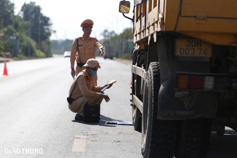CSGT xử l&yacute; xe qu&aacute; tải tr&ecirc;n tuyến đường trăm tỷ bị hằn l&uacute;n ở Th&aacute;i Nguy&ecirc;n- Ảnh 10.