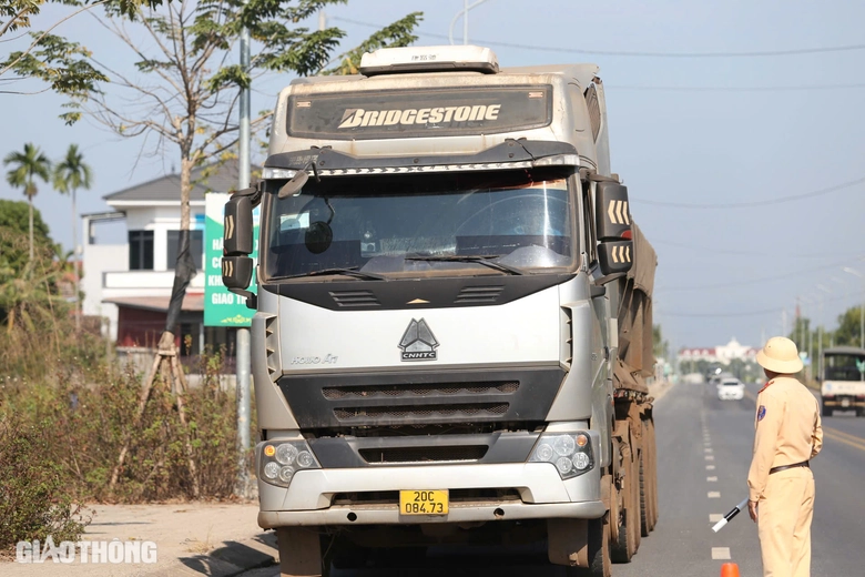 CSGT xử l&yacute; xe qu&aacute; tải tr&ecirc;n tuyến đường trăm tỷ bị hằn l&uacute;n ở Th&aacute;i Nguy&ecirc;n- Ảnh 8.