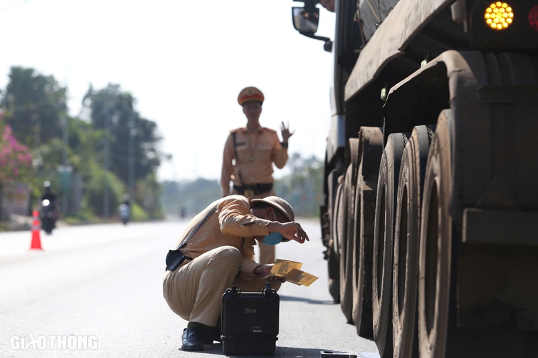 CSGT xử l&yacute; xe qu&aacute; tải tr&ecirc;n tuyến đường trăm tỷ bị hằn l&uacute;n ở Th&aacute;i Nguy&ecirc;n- Ảnh 12.