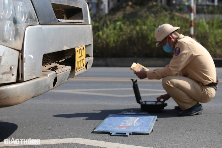 CSGT xử l&yacute; xe qu&aacute; tải tr&ecirc;n tuyến đường trăm tỷ bị hằn l&uacute;n ở Th&aacute;i Nguy&ecirc;n- Ảnh 15.