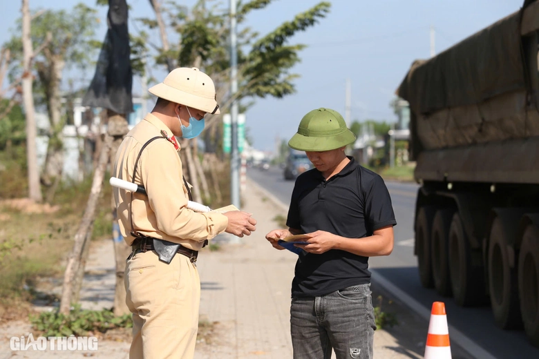 CSGT xử l&yacute; xe qu&aacute; tải tr&ecirc;n tuyến đường trăm tỷ bị hằn l&uacute;n ở Th&aacute;i Nguy&ecirc;n- Ảnh 18.