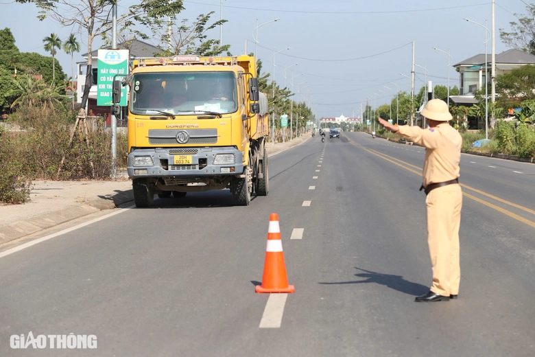 CSGT xử l&yacute; xe qu&aacute; tải tr&ecirc;n tuyến đường trăm tỷ bị hằn l&uacute;n ở Th&aacute;i Nguy&ecirc;n- Ảnh 7.