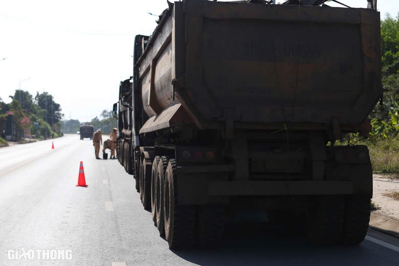 CSGT xử l&yacute; xe qu&aacute; tải tr&ecirc;n tuyến đường trăm tỷ bị hằn l&uacute;n ở Th&aacute;i Nguy&ecirc;n- Ảnh 21.