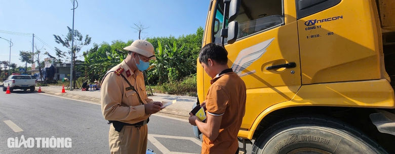 CSGT xử l&yacute; xe qu&aacute; tải tr&ecirc;n tuyến đường trăm tỷ bị hằn l&uacute;n ở Th&aacute;i Nguy&ecirc;n- Ảnh 17.