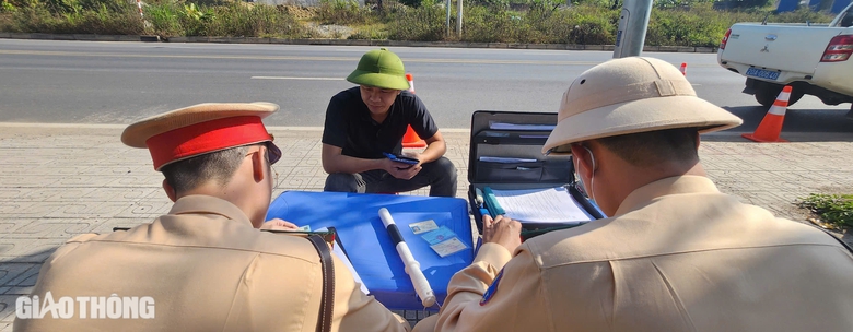 CSGT xử l&yacute; xe qu&aacute; tải tr&ecirc;n tuyến đường trăm tỷ bị hằn l&uacute;n ở Th&aacute;i Nguy&ecirc;n- Ảnh 19.