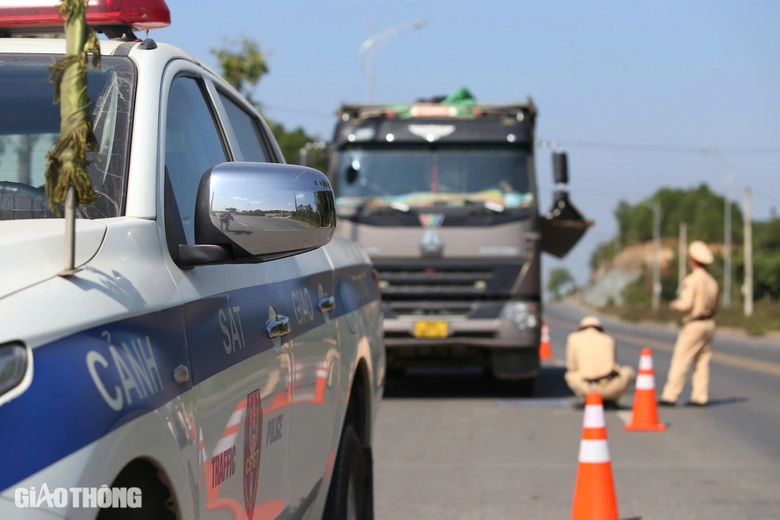 CSGT xử l&yacute; xe qu&aacute; tải tr&ecirc;n tuyến đường trăm tỷ bị hằn l&uacute;n ở Th&aacute;i Nguy&ecirc;n- Ảnh 6.