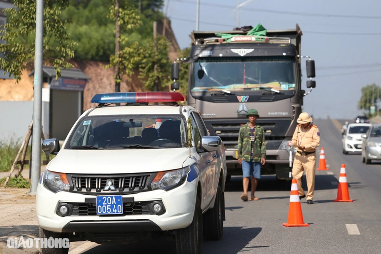 CSGT xử l&yacute; xe qu&aacute; tải tr&ecirc;n tuyến đường trăm tỷ bị hằn l&uacute;n ở Th&aacute;i Nguy&ecirc;n- Ảnh 5.