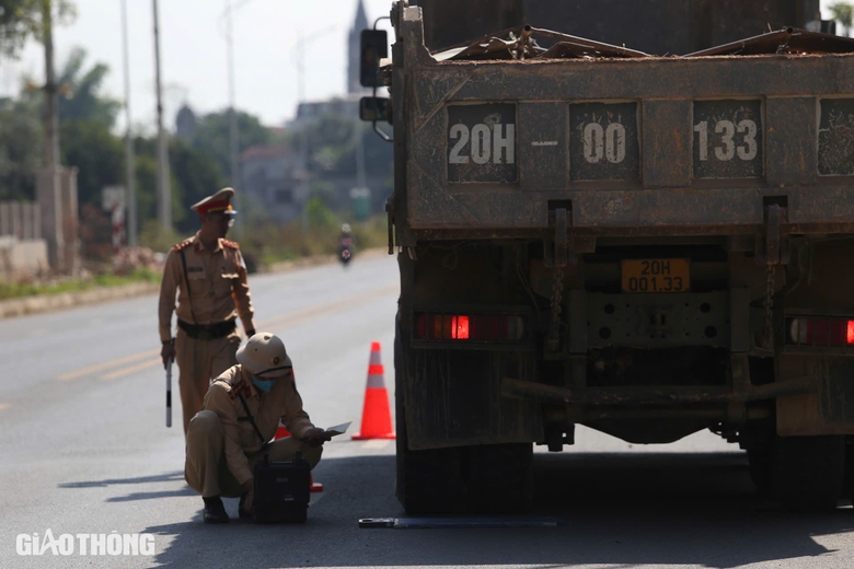 CSGT xử l&yacute; xe qu&aacute; tải tr&ecirc;n tuyến đường trăm tỷ bị hằn l&uacute;n ở Th&aacute;i Nguy&ecirc;n- Ảnh 13.