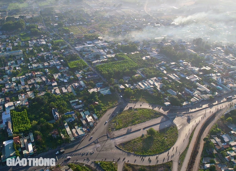 Hiện trạng nút giao cao tốc Bến Lức - Long Thành với QL51 trước ngày làm cầu vượt- Ảnh 12. Hiện trạng nút giao cao tốc Bến Lức - Long Thành với QL51 trước ngày làm cầu vượt- Ảnh 12.