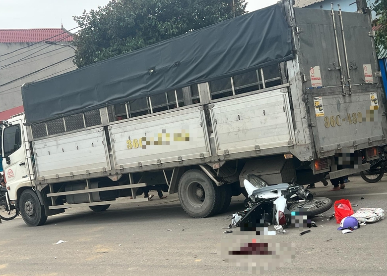 T&ocirc;ng v&agrave;o xe tải đỗ ven đường, hai nữ sinh nhập viện cấp cứu- Ảnh 1.