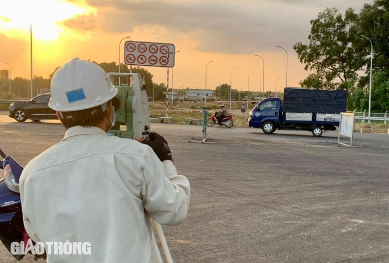 Hiện trạng nút giao cao tốc Bến Lức - Long Thành với QL51 trước ngày làm cầu vượt- Ảnh 4. Hiện trạng nút giao cao tốc Bến Lức - Long Thành với QL51 trước ngày làm cầu vượt- Ảnh 4.