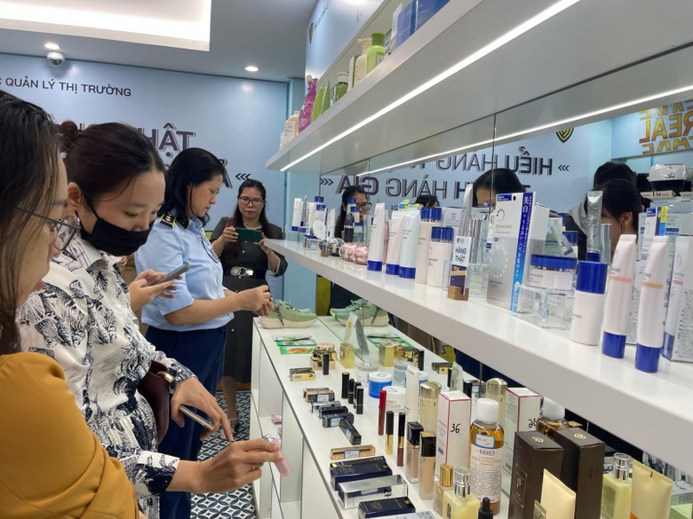 Mở cửa phòng trưng bày hàng thật - hàng giả cho người dân tham quan- Ảnh 1. Mở cửa phòng trưng bày hàng thật - hàng giả cho người dân tham quan- Ảnh 1.