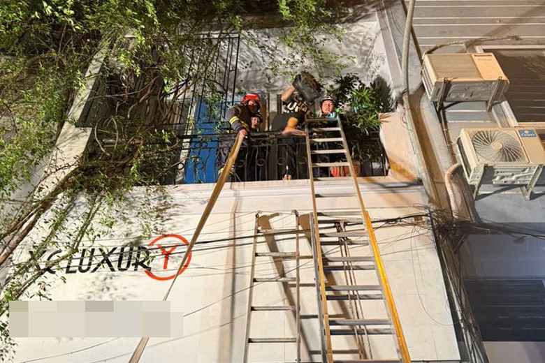 Cảnh s&aacute;t bắc thang giải cứu 2 người mắc kẹt ở ng&ocirc;i nh&agrave; ch&aacute;y- Ảnh 1.