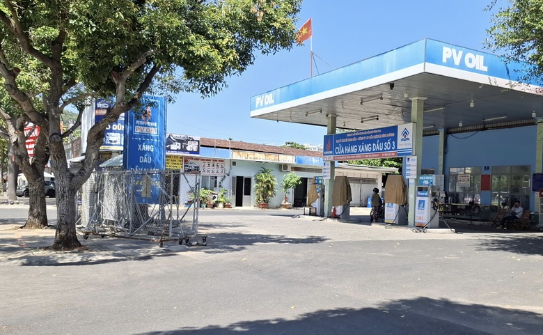 Cửa h&agrave;ng xăng dầu bị dừng b&aacute;n do gian lận- Ảnh 1.