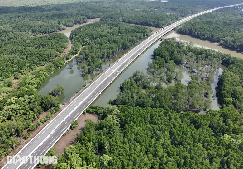 Hiện trạng nút giao cao tốc Bến Lức - Long Thành với QL51 trước ngày làm cầu vượt- Ảnh 16. Hiện trạng nút giao cao tốc Bến Lức - Long Thành với QL51 trước ngày làm cầu vượt- Ảnh 16.