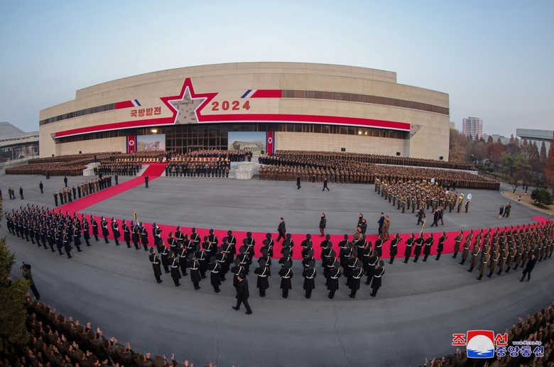 Cận cảnh dàn khí tài quân sự tối tân của Triều Tiên tại triển lãm quân sự- Ảnh 2. Cận cảnh dàn khí tài quân sự tối tân của Triều Tiên tại triển lãm quân sự- Ảnh 2.